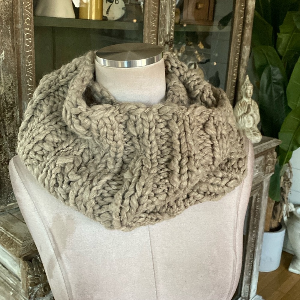 AMERICAN EAGLE HEAVY KNIT GRAY SCARF NEW ONE SIZE
